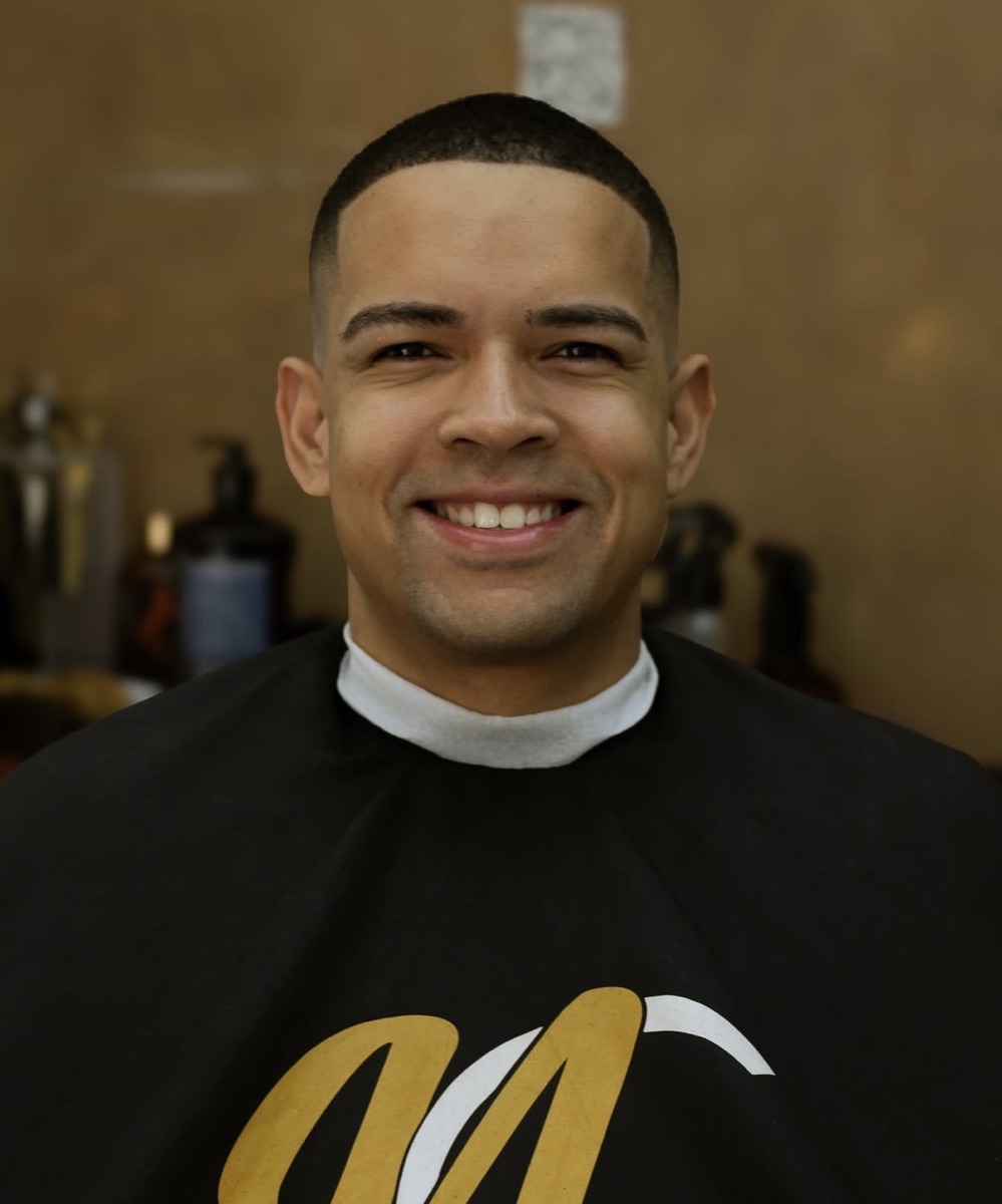 Cliente com corte curto e contorno definido